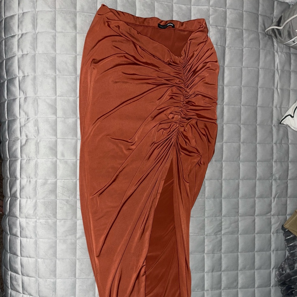 Satin rust asymmetrical ruched open slit skirt - Picture 5 of 9